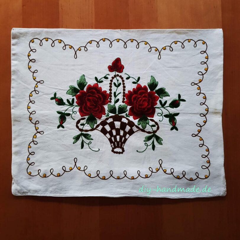 Vintage gesticktes Sofakissen mit Rosen