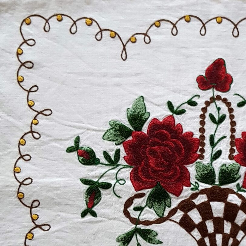 Vintage gesticktes Sofakissen mit Rosen