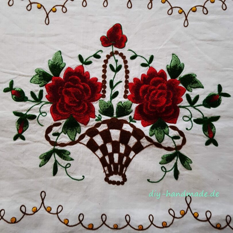 Vintage gesticktes Sofakissen mit Rosen