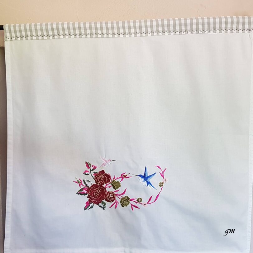 weiße Scheibengardine mit Rose