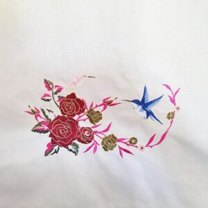 weiße Scheibengardine mit Rose