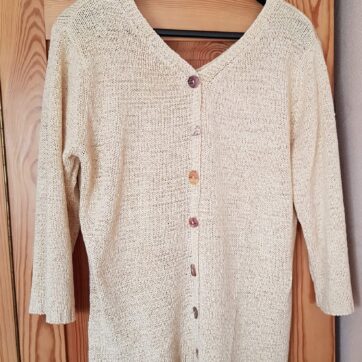 Strickpulli beige/creme mit Knöpfen