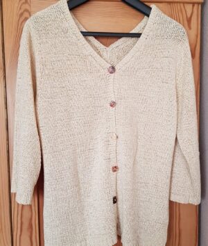 Strickpulli beige/creme mit Knöpfen