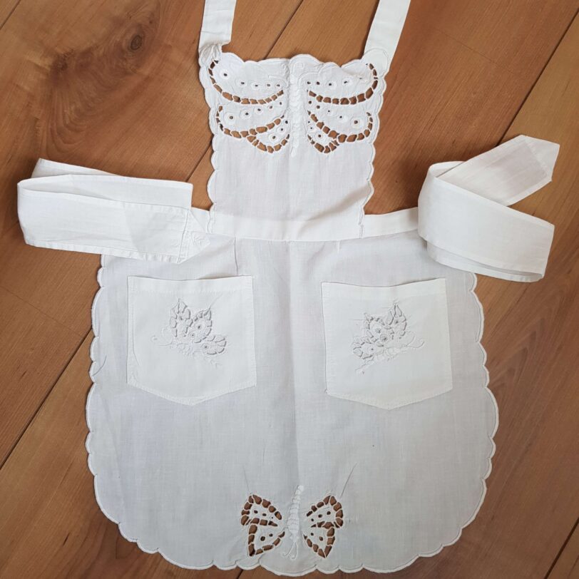 Schuerze vintage, Handarbeit, Lochstickerei