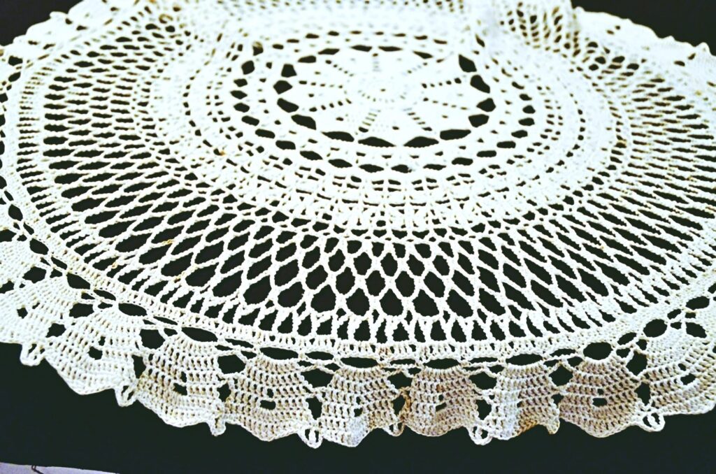 handgehäkelt, weiße runde Tischdecke