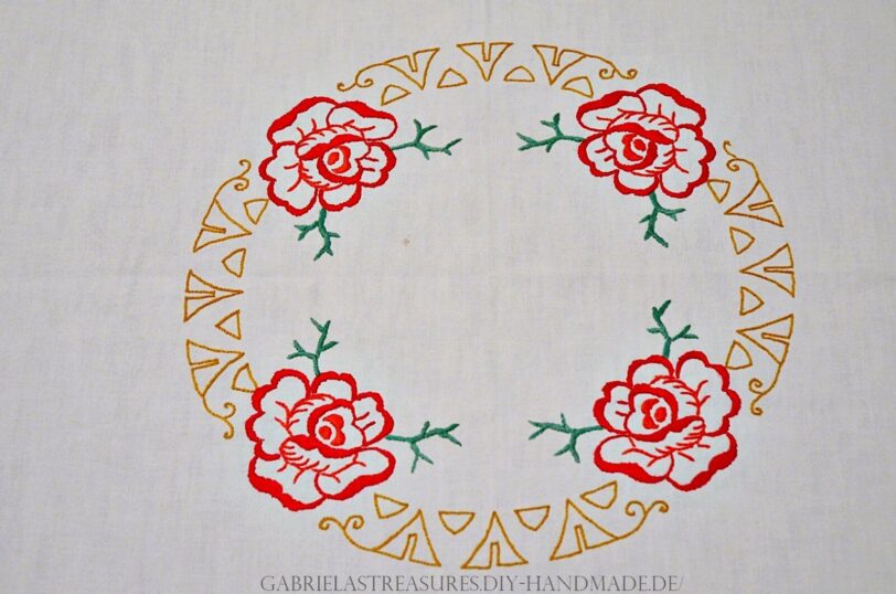 handgestickt, Tischdecke mit Blumen