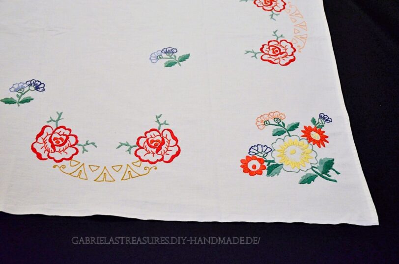 handgestickt, Tischdecke mit Blumen