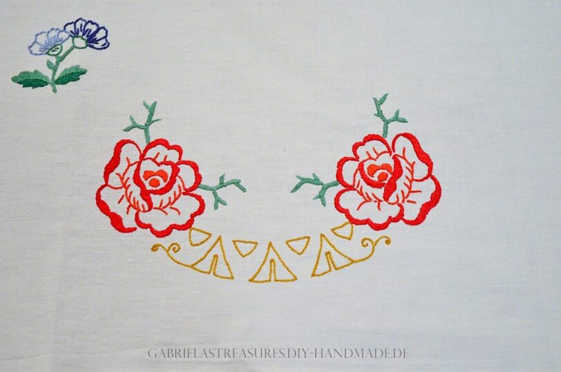 handgestickt, Tischdecke mit Blumen