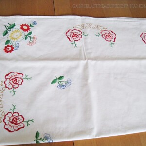 handgestickt, Tischdecke mit Blumen