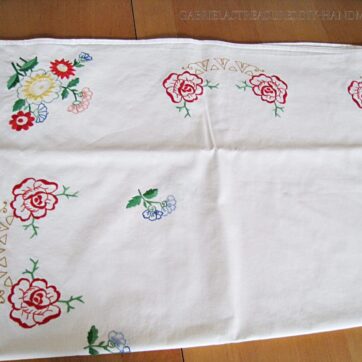 handgestickt, Tischdecke mit Blumen