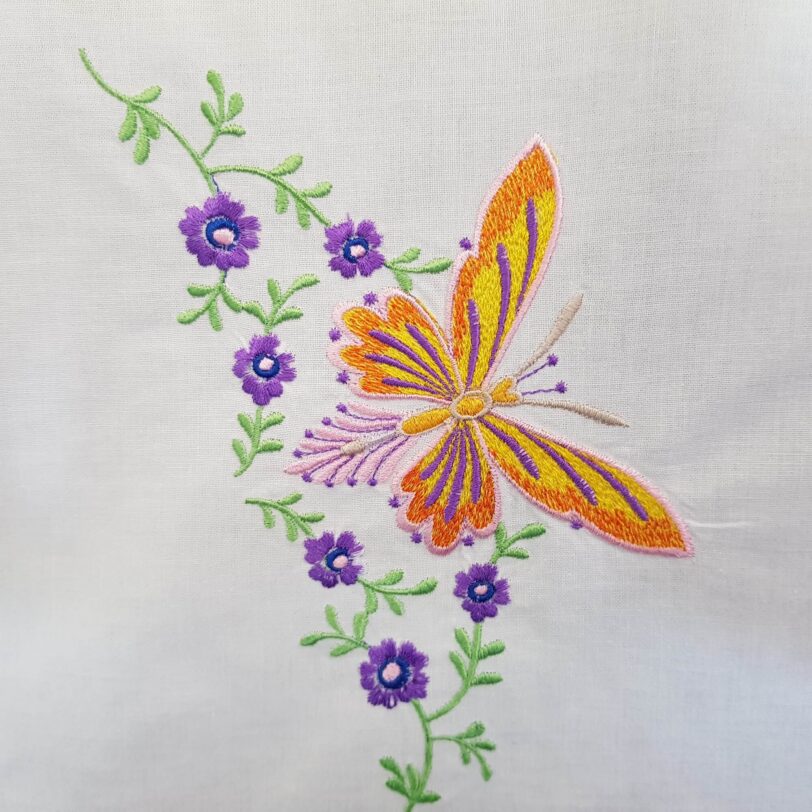 Scheibengardine mit Schmetterling
