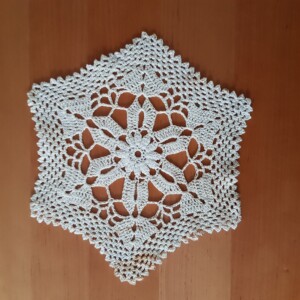 Vintage, gehäkeltes Deckchen handmade