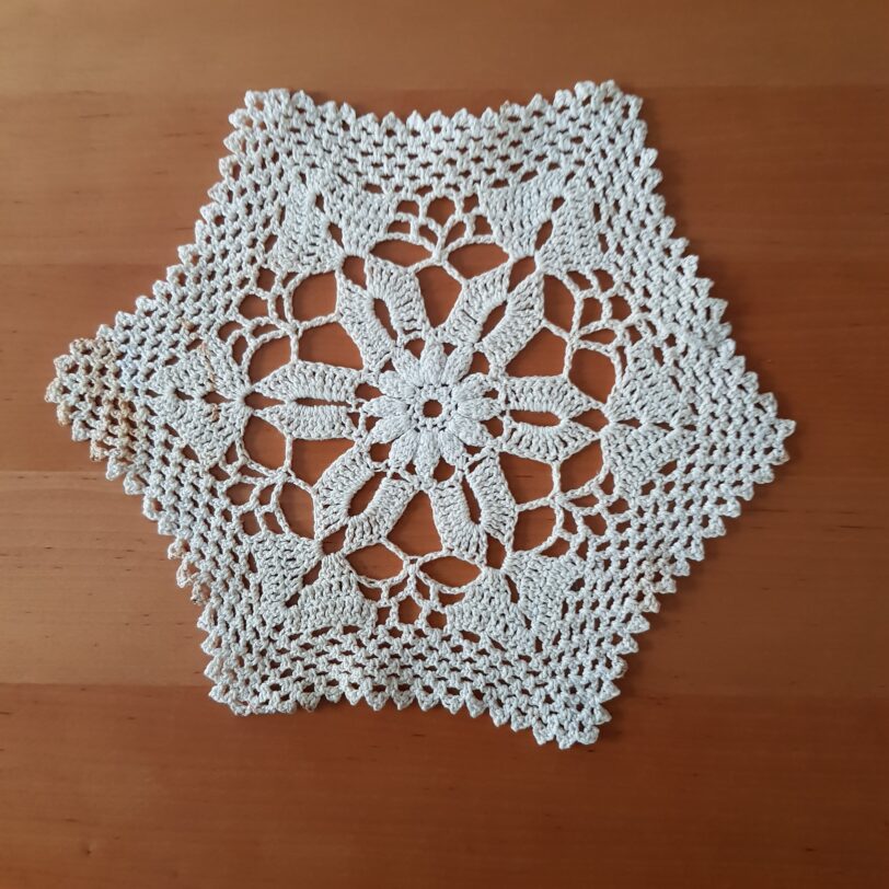 Vintage, gehäkeltes Deckchen handmade