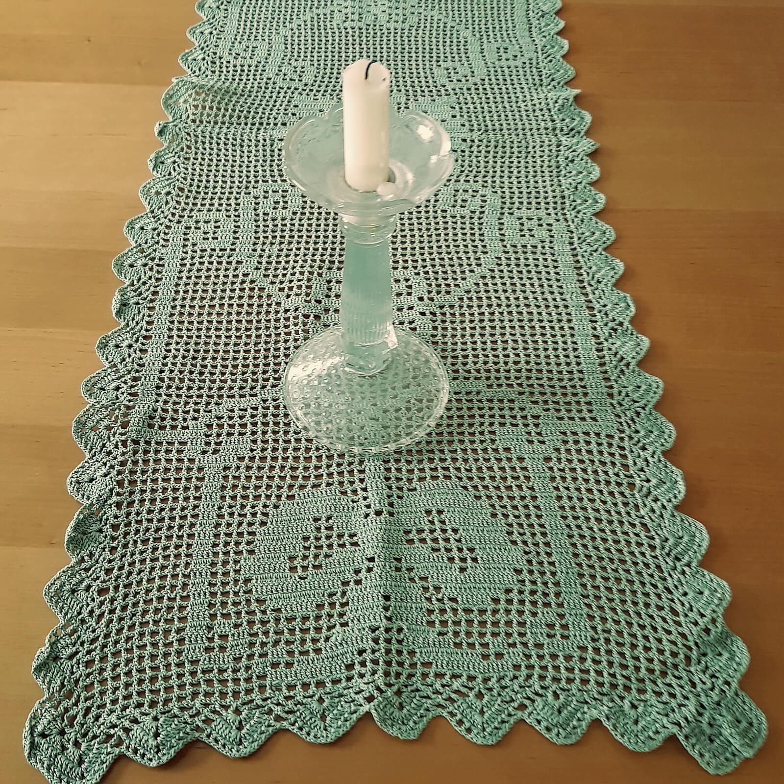 Tischläufer handgehäkelt