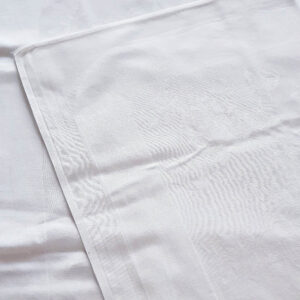 weiße Tischdecke mit Rosenmuster