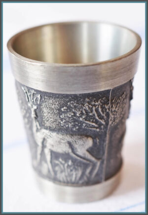 Schnapsbecher aus Zinn, Jagdmotive