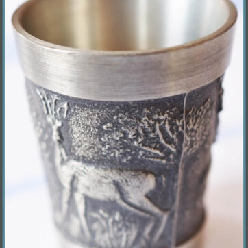 Schnapsbecher aus Zinn, Jagdmotive