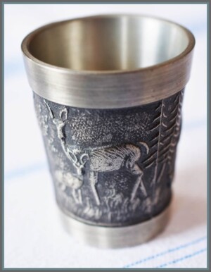 Schnapsbecher aus Zinn, Jagdmotive,