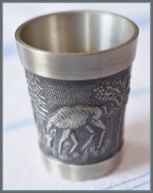 Schnapsbecher aus Zinn, Jagdmotive,